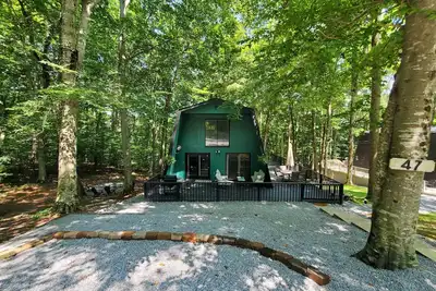 Image de 1 mile to Jamestown Marina, 2-bedroom cabin in charming Jamestown, Ky