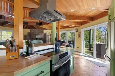 Image de Octagon Luxury Retreat• Hot Tub• Redwood Views• Forest Getaway