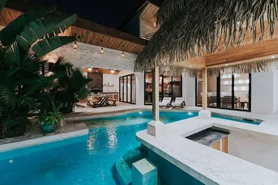 Image de Luxe Home Short Walk to Beach