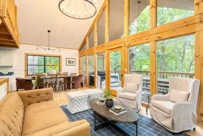 Image de New Listing Special-Mountain Escape Near It All sleeps 8 with 4 bedrooms!