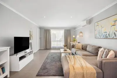 Image de Brighton Escape Seaside Living near Dining and Jetty