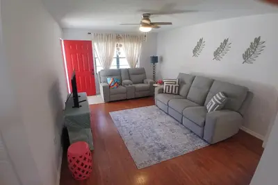 Image de 2-bedroom cottage in delightful Kissimmee with private pool/yard & free parking