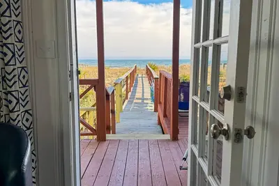 Image de ~New~ Oceanfront Vintage‑Modern Cottage • Beachfront • Steps to Boardwalk Fun