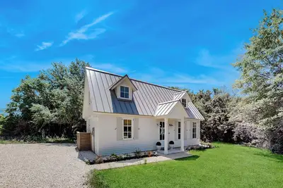 Image de 2br Elegant Farmhouse Cottage w/ Porch & W & D