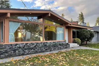 Image de Cozy Oakridge Brandy Bunch 8br 4 Bath Near Skytrain