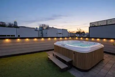 Image de Family Retreat: Hot Tub, Free Parking & View
