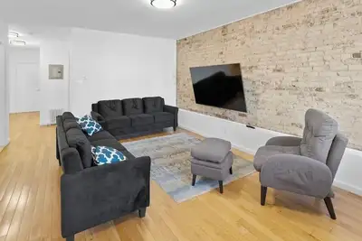 Image de 4-Bedroom Brooklyn Brownstone • Steps to Subway • Private Backyard