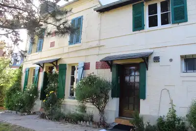 Image de Villa avec large jardin près des commerces et 15 minutes de marche de la plage.