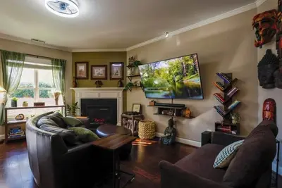 3br Sleeps 10 w/King Beds, Artful Design & Central