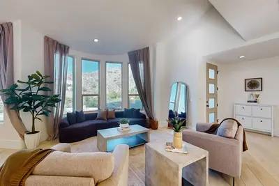 Image de Luxurious Mountainside home w/ expansive views, rooftop patio, balcony