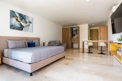 Image de Modern studio retreat with rooftop pool, gym access & sunset rooftop views