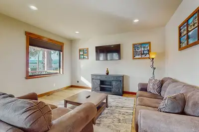 Image de Spacious home w/ hot tub, pool table, wifi & full kitchen