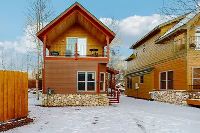 Image de Charming house with mountain views, fireplace, and winter hot tub access