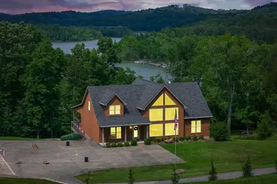 Image de The Hawk's Nest, 2 Acre 7 Bedroom 5 bath property with 15 beds.