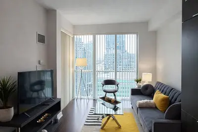 Premium 1br+Den | Downtown Core|Parking included|28 days minimum