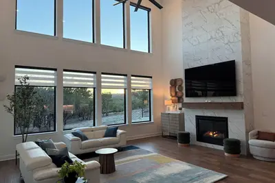 Image de 5 Bd/4 Ba with Lake Travis views, Game room, Ping Pong, Movie Theatre, Sleeps 17