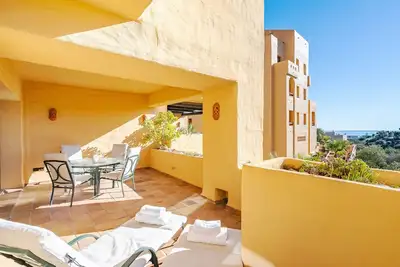 Image de 50. Apt near Duquesa port with pool area and Padel court