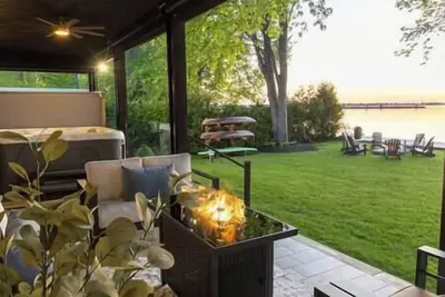 Image de Royal Beach Lake House & Spa w/ Hot Tub & Sauna