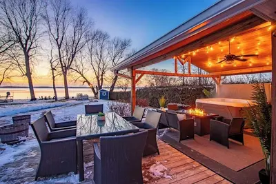 Image de Hot Tub, Wet Bar & Games - Sunset Shores Lakehouse