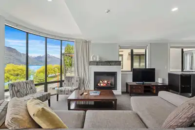 Image de Gorgeous Lakefront, 3 Bed apartment, walk to town