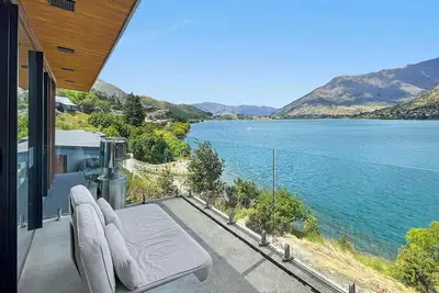 Image de Lakeside Diamond, Modern Luxury Apartment