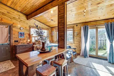 Image de The Lion's Den - A cozy inn all to yourself right on Main Street!