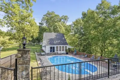 Image de A Frame Farm Family House with Seasonal Pool