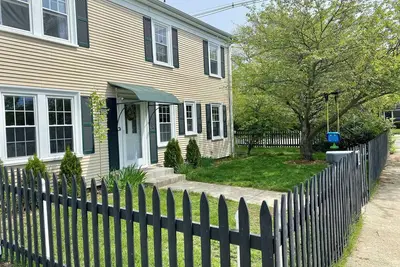 Image de 4-bedroom unit in two family house in peaceful Cranston  for relaxing stays.