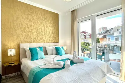 Image de Appartement de vacances près de l'eau avec un décor exclusif