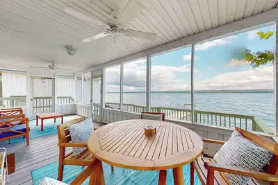 Image de 2br Lakeside Home w/ Patio, Porch & Ac