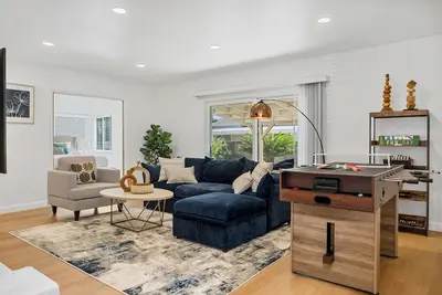 Image de New Modern Home 10 mins to Disneyland Sleeps 15