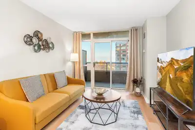 Image de High-Rise Skyline Suite | Sleeps 5 | Steps to Sq1