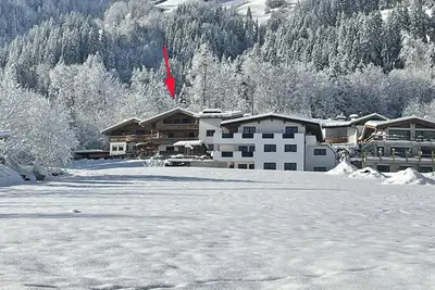 Image de Appartement avec bus de ski devant la porte