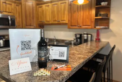 Image de Your 4-Season Adventure Base! True ski-in/ski-out 4br condo at Sullivan Stone. Prime location on the Main Run. Features a private hot tub and a gourmet kitchen for the ultimate mountain getaway.