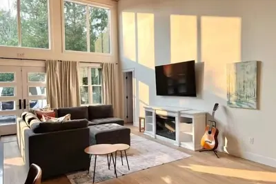 Image de Relax at Tubside Tranquility, a bright forest retreat with vaulted ceilings, an infrared sauna, and a firepit. Enjoy cozy nights by the fireplace and peaceful mornings surrounded by nature, just minutes from Big Tub Lighthouse and Flowerpot Island.