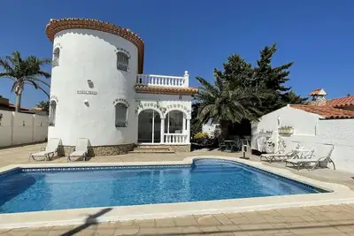 Image de Villa de Luxe avec Piscine Privée, Proche Plage