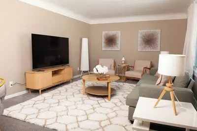 Image de Travel Pro-Friendly Furnished 2br  Fast Wi-Fi + Workspace  Quiet Saginaw Home