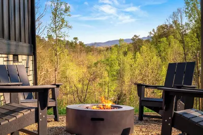 Image de Lux New Cabin I New Hot Tub I King Bed I FirePit