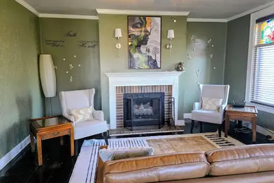 Image de Spacious 4-bedroom home in beautiful Indianapolis. Historic charm. Modern touch.