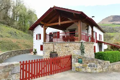 Image de Gîte de caractère avec vue montagne, Wi-Fi et climatisation à Saint-Étienne de Baïgorry