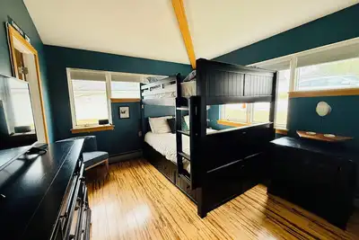 Image de Stunning Pet Friendly House with Pond View, Sauna and Jetted Tub in the Home