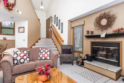 Image de Cozy 2 Bed Townhome with Fireplace + Noon Check In