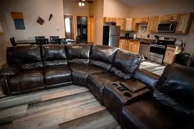 Image de Man Cave - 2 Bedroom / 2 Bath Luxury Cabin
