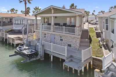 Image de Stylish Canal-Front Home with Private Dock