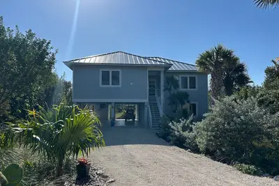 Image de 3-Bed 2-Bath Home With Elevator, Short Walk to Beach, Gulf Pines Neighborhood