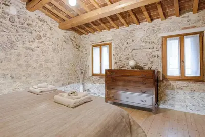 Image de La Perla in Lumignano: chalet with jacuzzi at the foot of the climbing crag