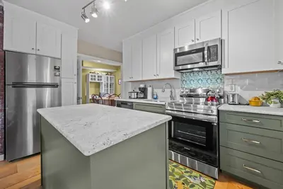 Image de Artsy Downtown Duplex - 5 minutes from Attitash