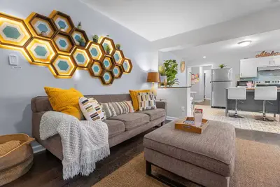 Super close to Dt - Uab - Hospitals - Open fl plan - 2 bdr