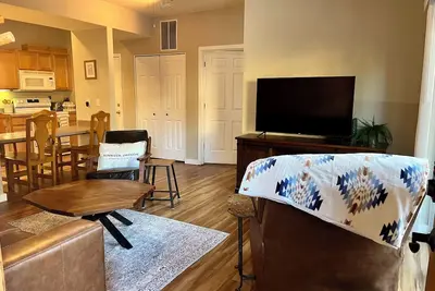 Serene 2br 2 Br Deck Hot Tub and Pool Access