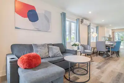 Image de 1758 Rue Balmoral Modern & Spacious Retreat